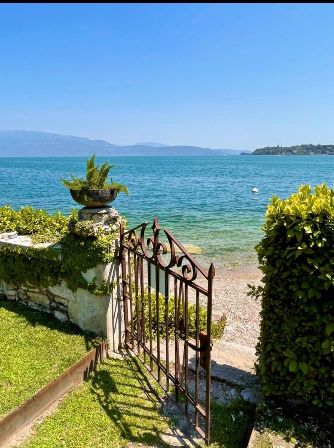 Luxury Lakeside Right On The Water *